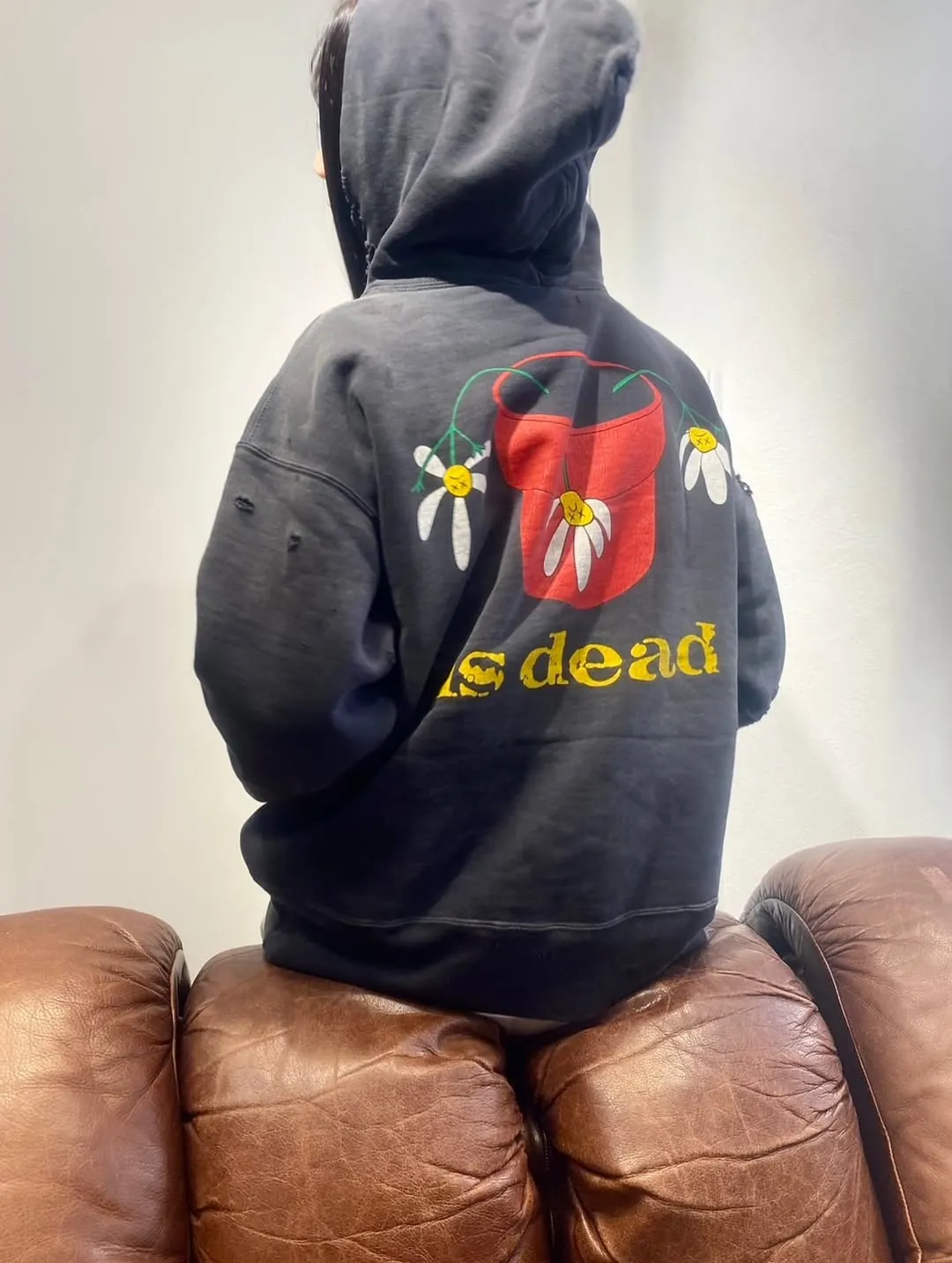 SAINT Mxxxxxx × DE LA SOUL DLS_HOODIE/DE LA SOUL/BLK DE LA SOUL co-branded potted plant destruction hoodie, washed black S-XL, a very important hoodie this season. It embodies the brand philosophy through the humorous potted plant and slogan design. In addition, through a large number of hand-made fraying, cutting and other damage processing, as well as heavy washing and oxidative fading treatment, a perfect Vintage effect is created. Original mold opening Customized co-branded main mark and wash water mark, correct version